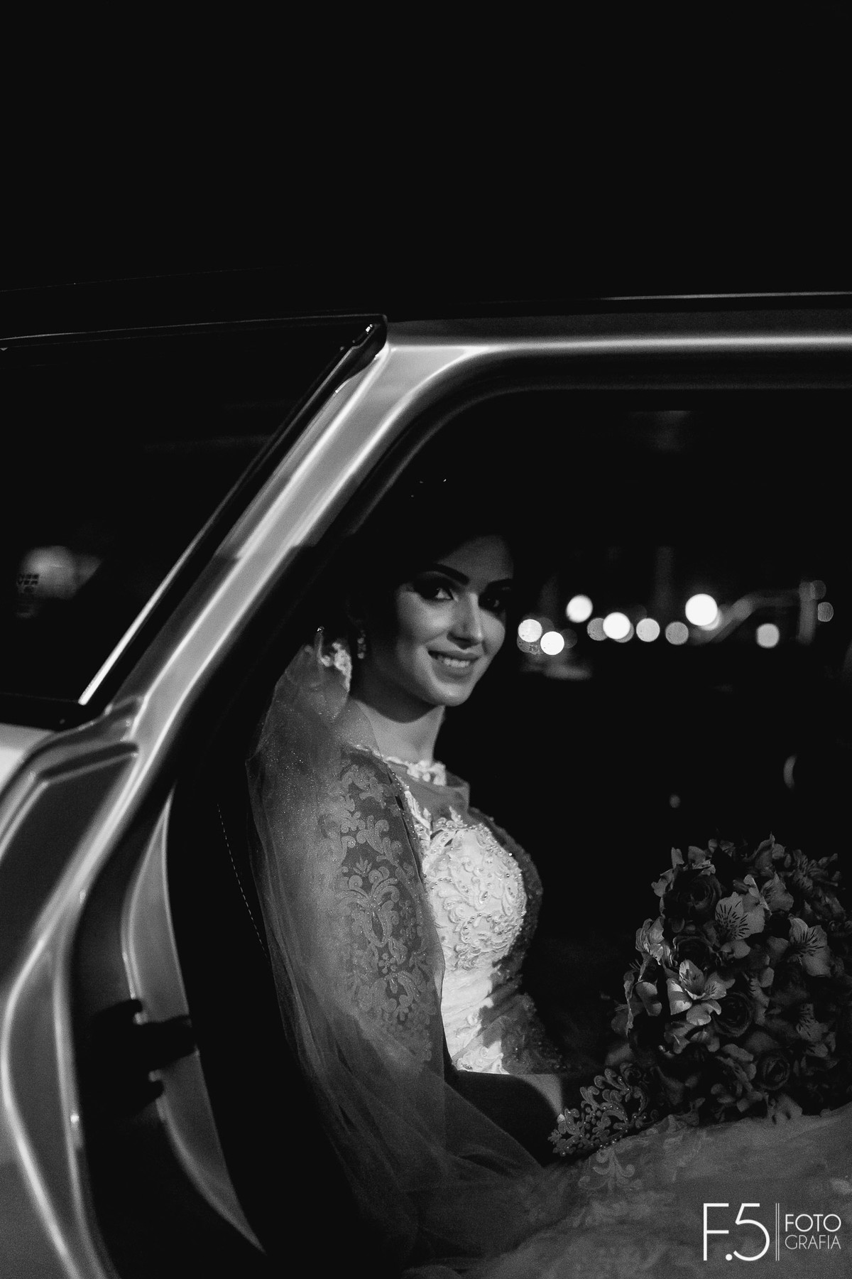 Noiva, noiva dentro do carro esperando pra entrar na igreja