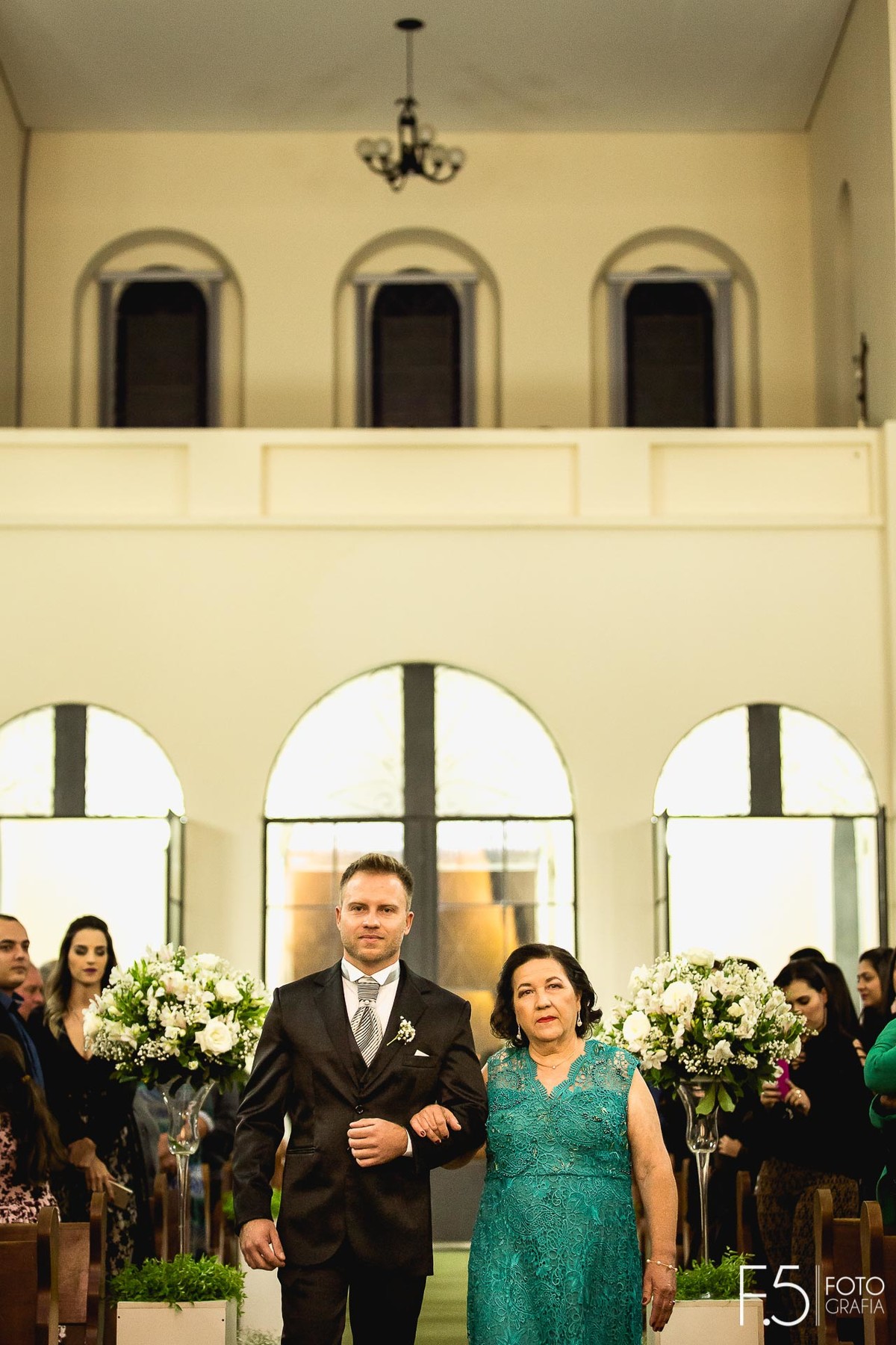 Cerimônia, casamento Muzambinho MG, noivo entrando na igreja
