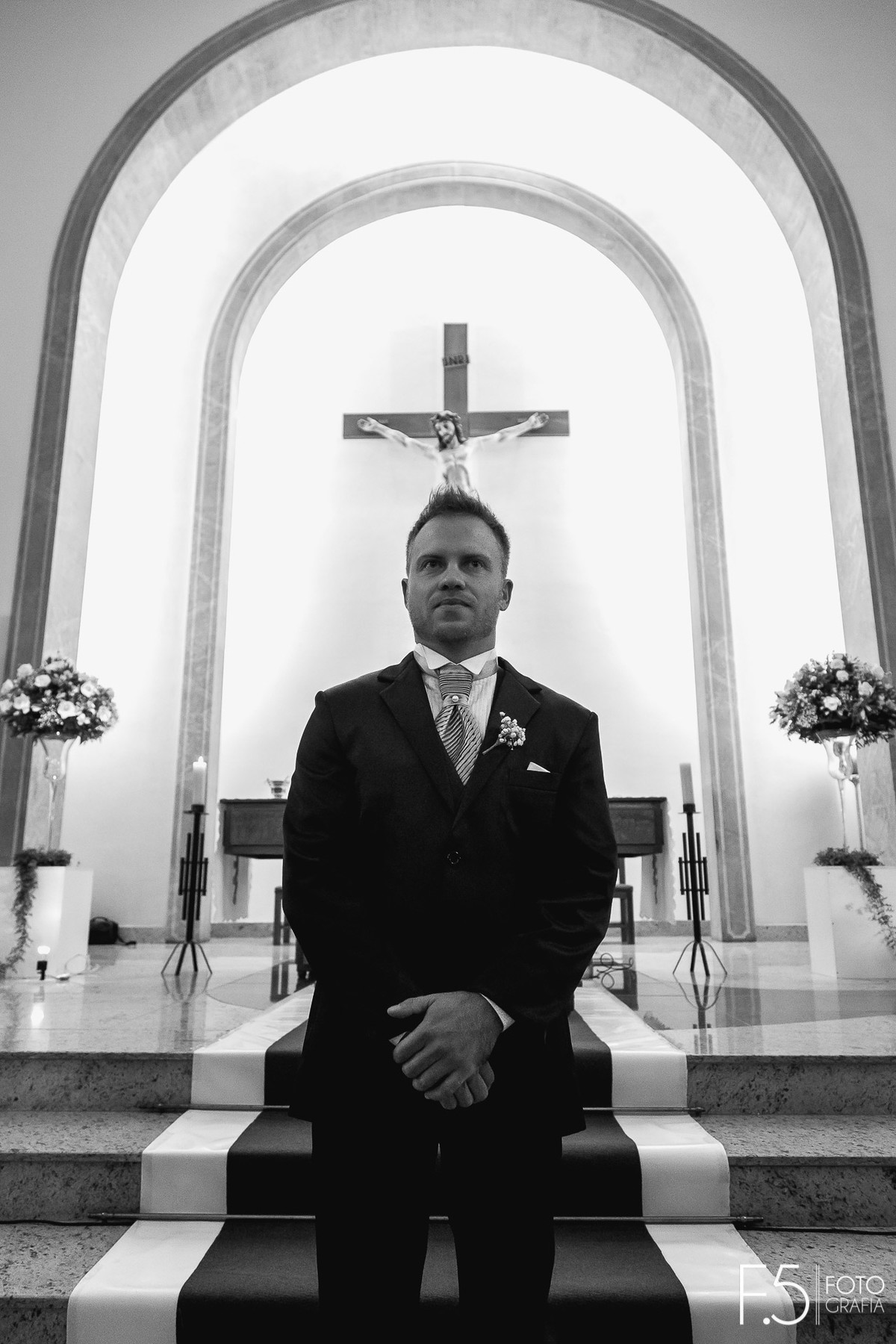 Noivo, casamento Muzambinho MG, noivo esperando a entrada da noiva