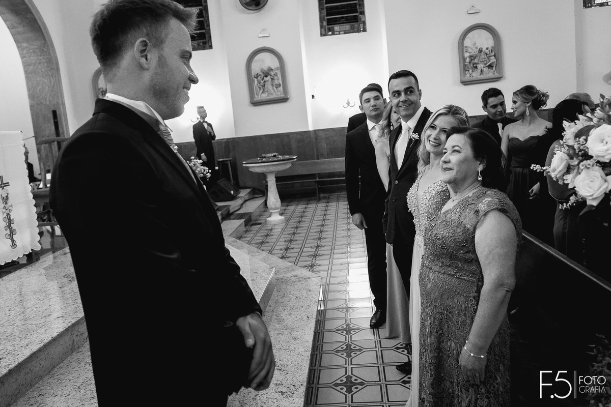 Noivo, casamento Muzambinho MG, noivo sorrindo pra família