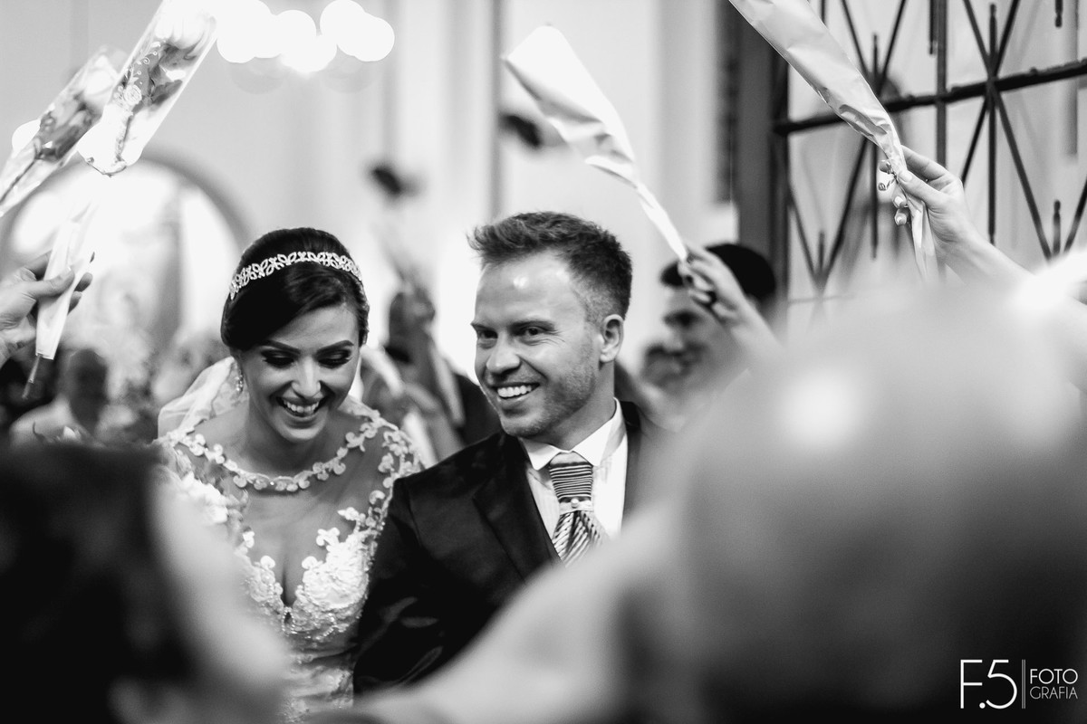 Noivos saindo da igreja, fotógrafo Muzambinho