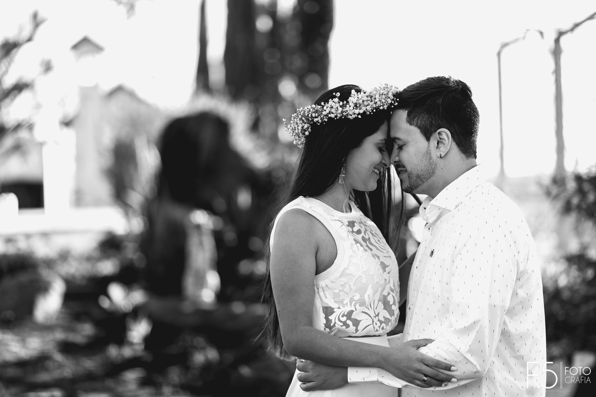 Noivos abraçados, noivos com rostos encostados, pré wedding