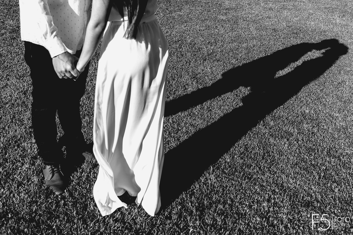 Noivos de mãos dadas, pré wedding, sombra dos noivos