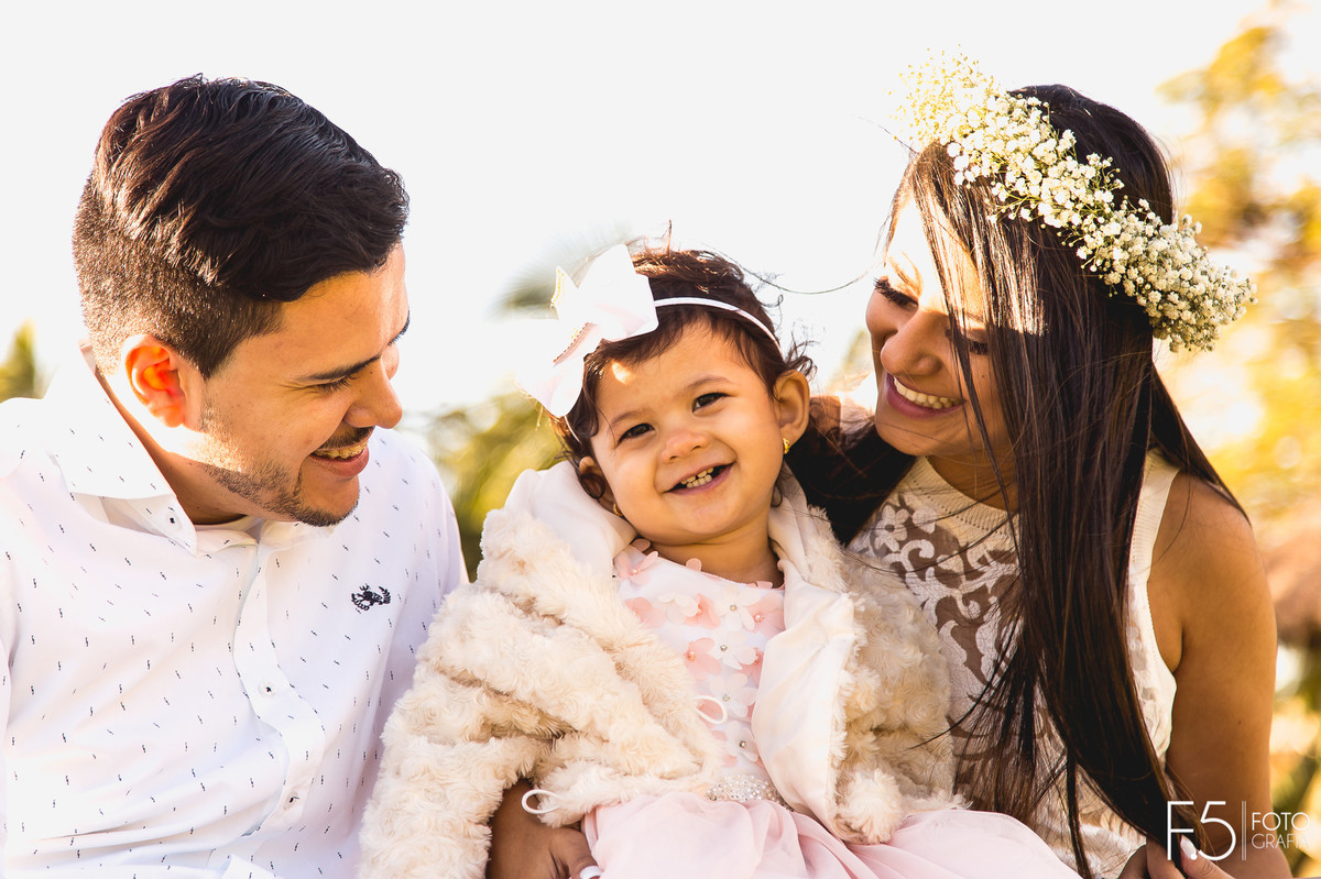 Noivos e a filha, sorrisos, pré wedding