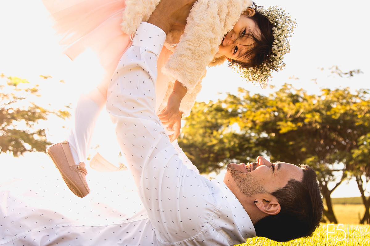 Pai segurando filha, pré wedding, fotógrafos Muzambinho