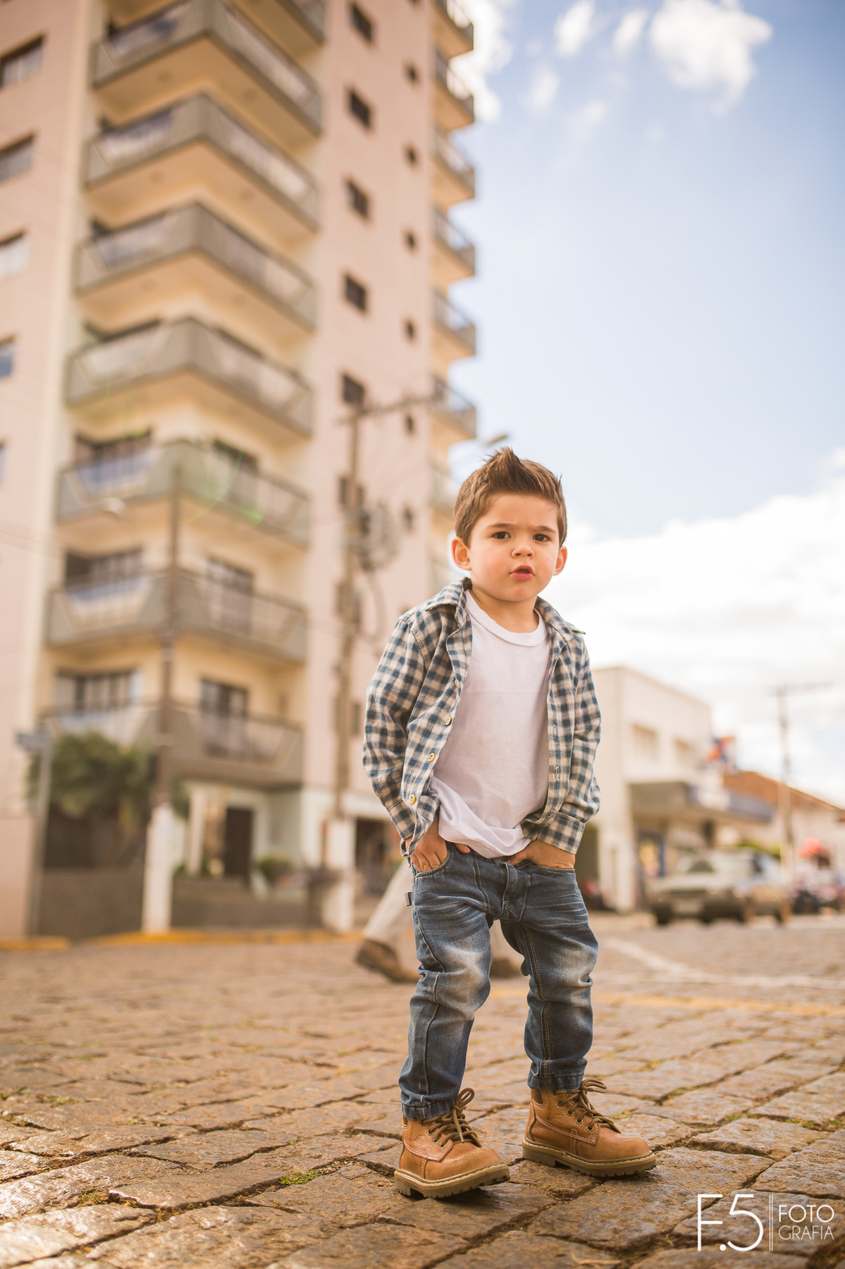 Book infantil, prédio, menino com mão no bolso