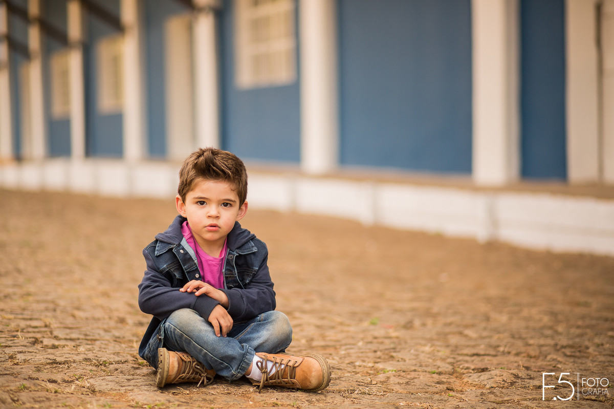 Book infantil, menino sentado
