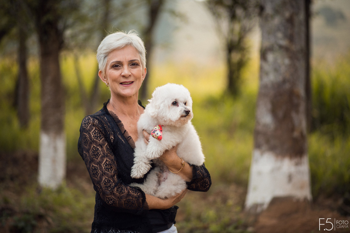 Mãe segurando cachorro no colo, fotografia de família, parque