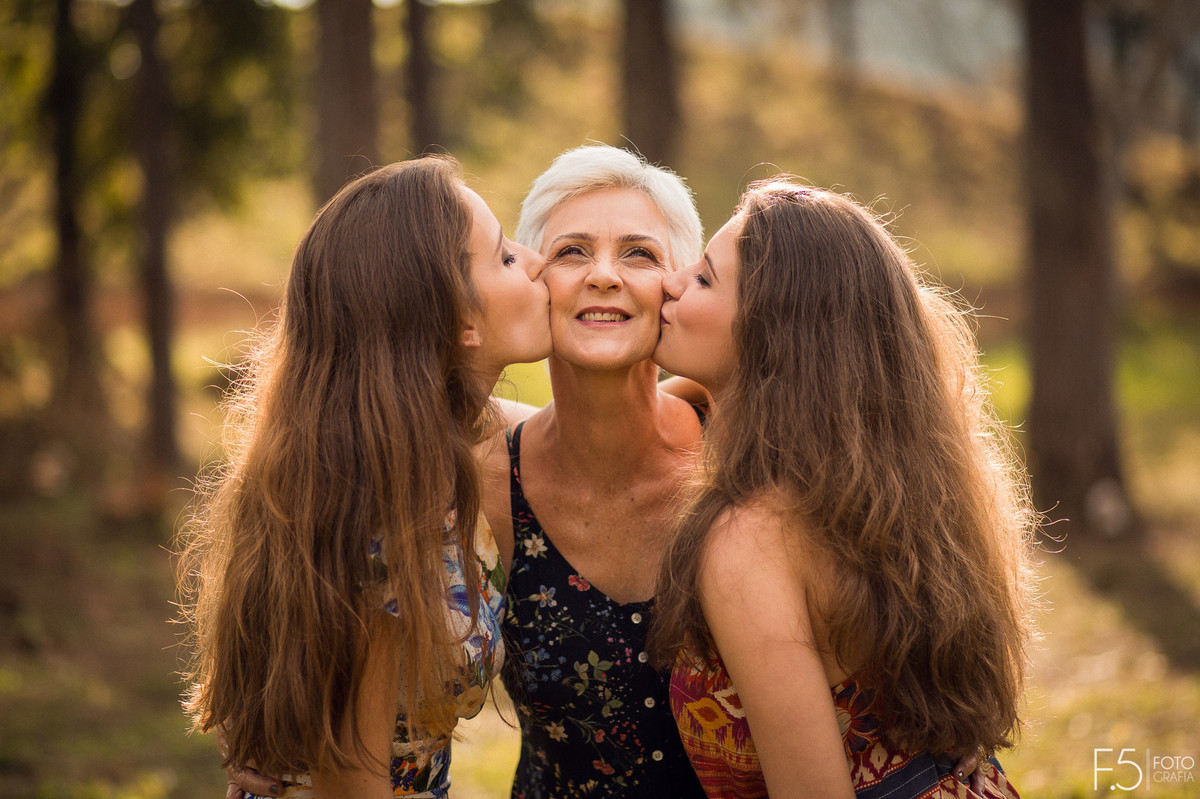 Book família, filhas beijando rosto da mãe, fotógrafo de Muzambinho