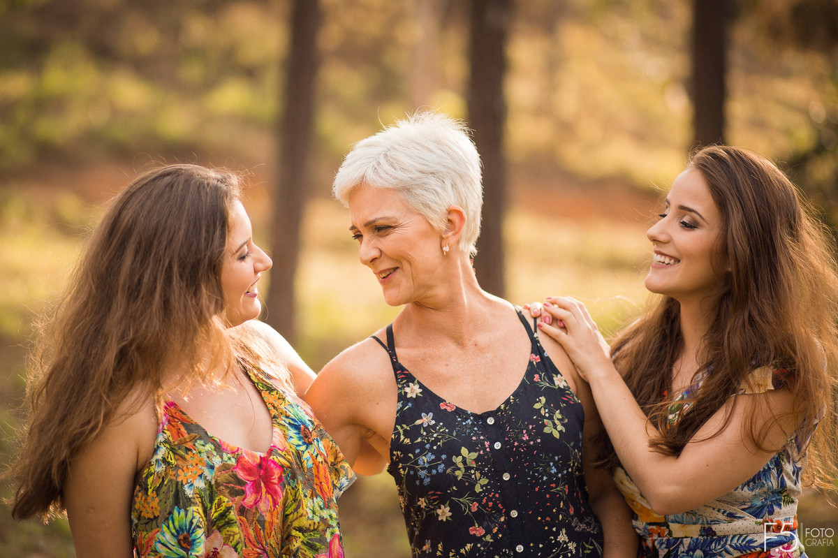 Book família, filhas abraçando mãe, fotografia de família
