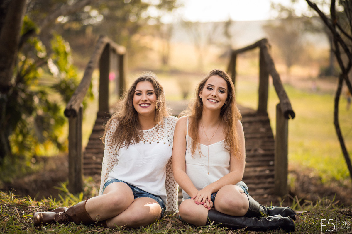 Irmãs sentadas, ponte, fotografia de família