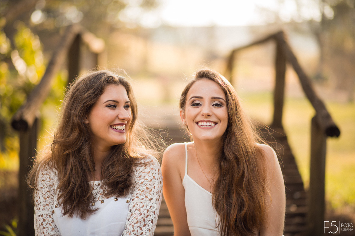 Fotografia espontânea entre irmãs, ponte, fotografia de familia