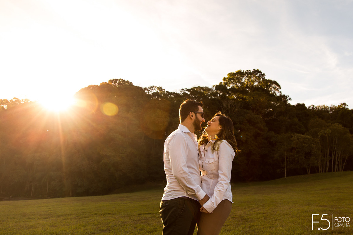 Casal de mãos dadas, árvores, sol