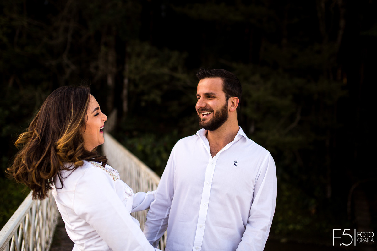 Ensaio casal, sorrisos, ponte