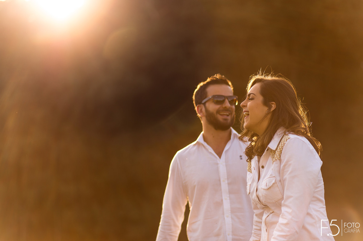 Casal, sorrisos, árvores, sol