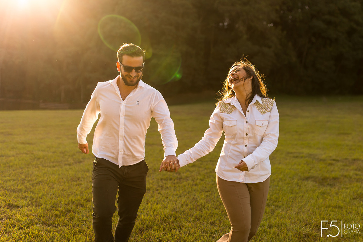 Casal correndo de mãos dadas