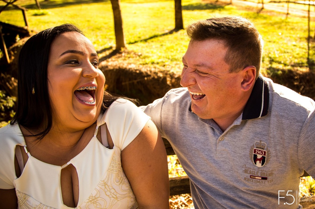 Fotografia de casamento, pré wedding, sorrisos, noivos sentados no banco