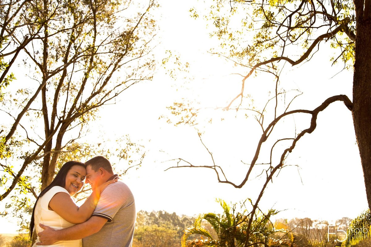 Noivos abraçados, fotografia de casamento, pré wedding