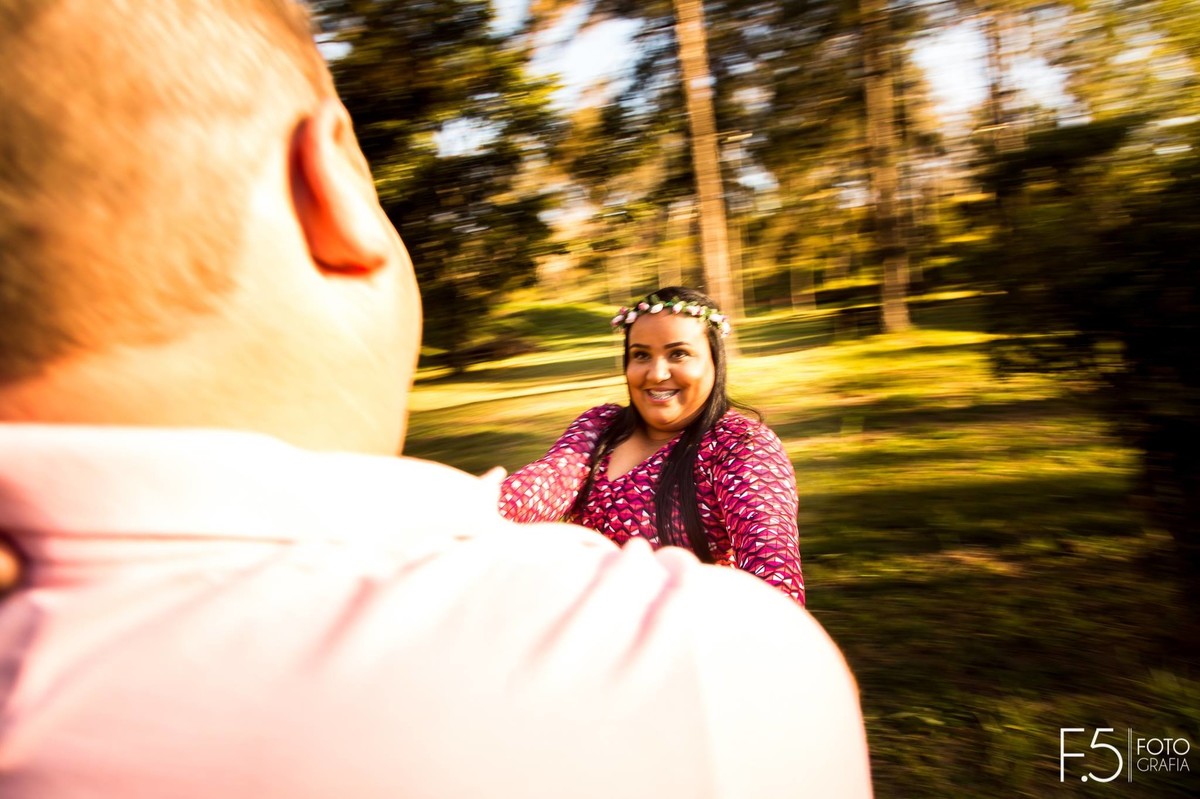Pré wedding, noivos de mãos dadas girando