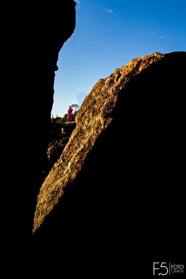 Noivos, pedras, céu, fotografia de casamento