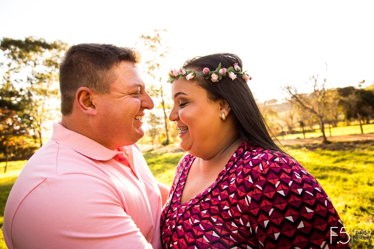 Noivos, sorrisos, árvores, pré wedding