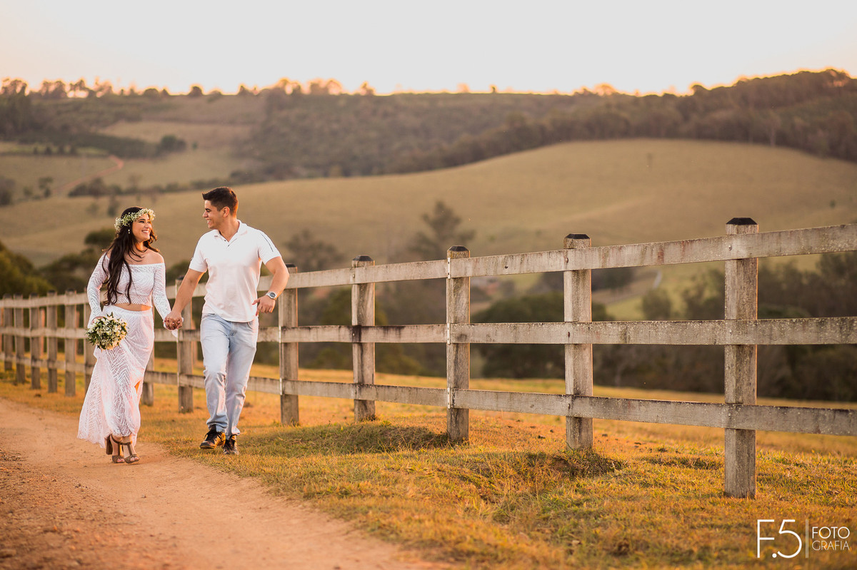 Noivos correndo, pôr do sol, pré wedding