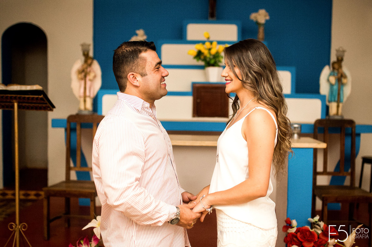 Noivos de mãos dadas, igreja, pré casamento, fotografia de casamento Muzambinho