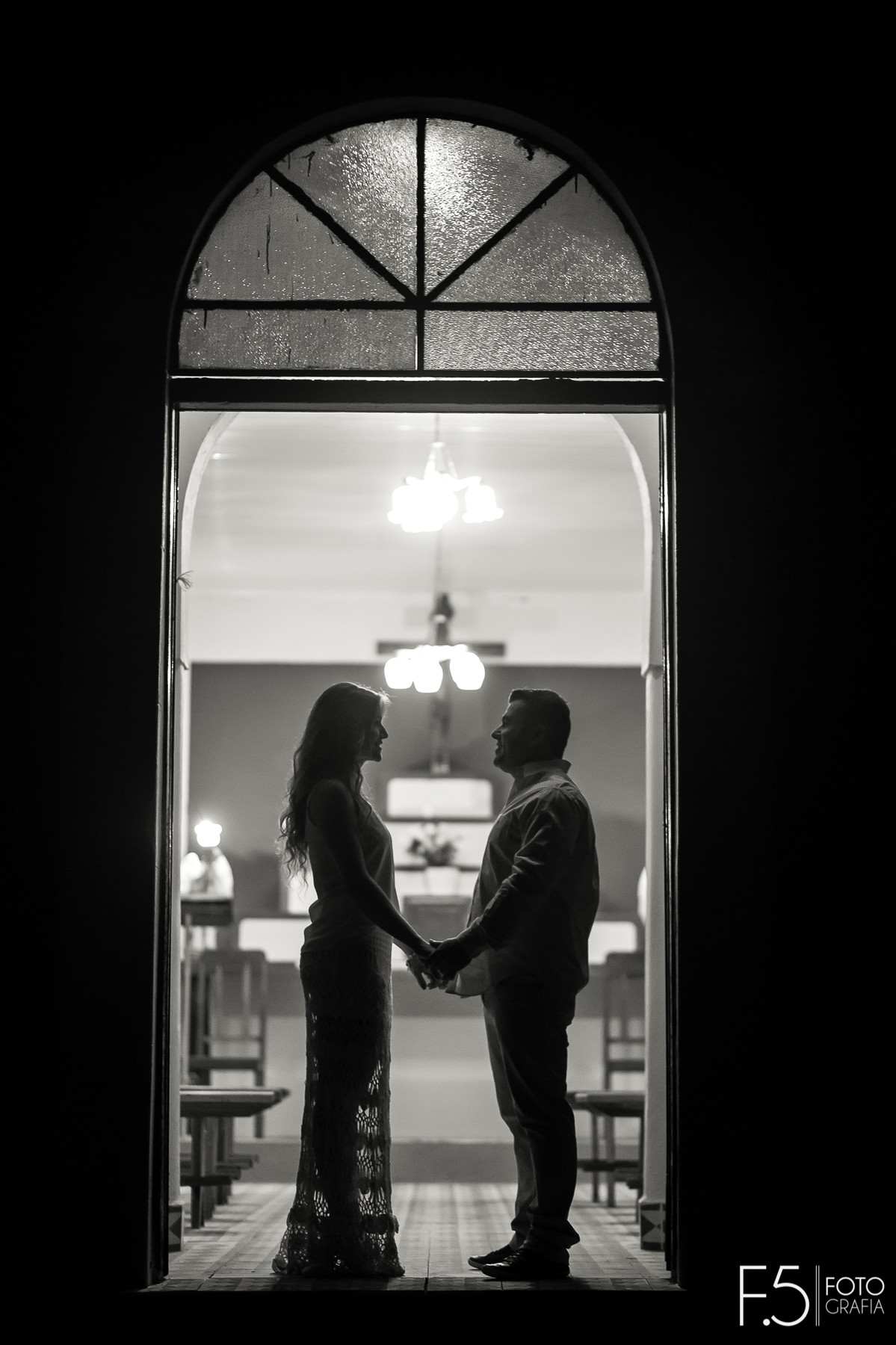 Noivos de mãos dadas, wedding, fotografia de casamento em Muzambinho MG