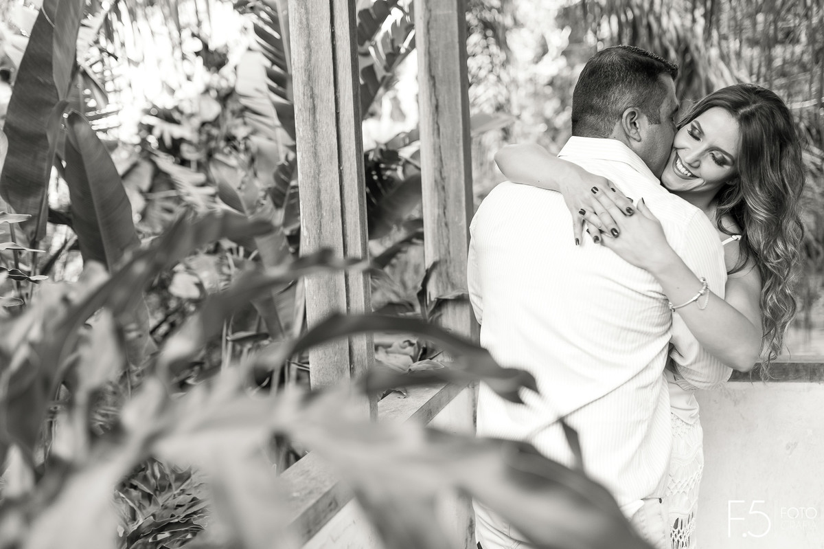 Noivos abraçados, wedding, fotografia de casamento