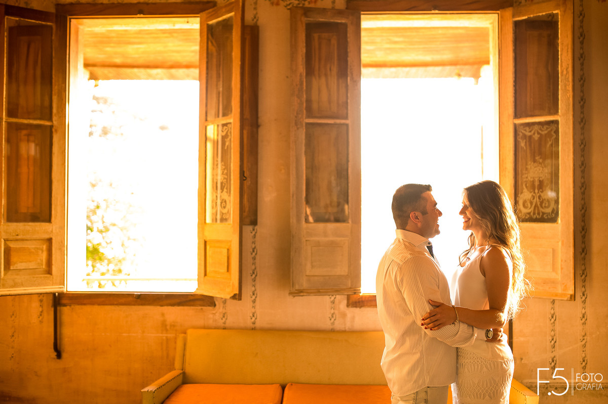 Noivos, janela, luz do sol, pré casamento