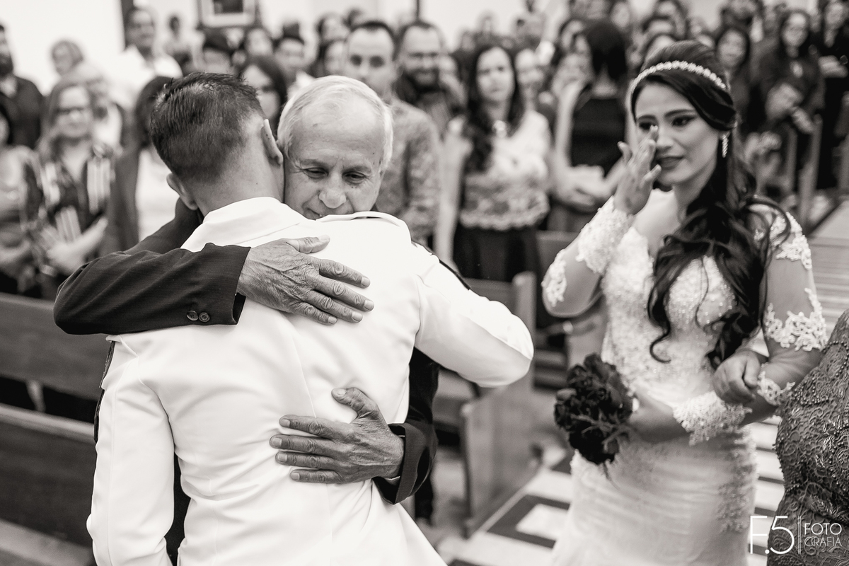 Noivo, pai da noiva abraçando noivo, wedding