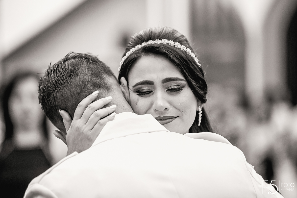 Noivos abraçados, cerimônia, casamento, fotógrafo de casamento
