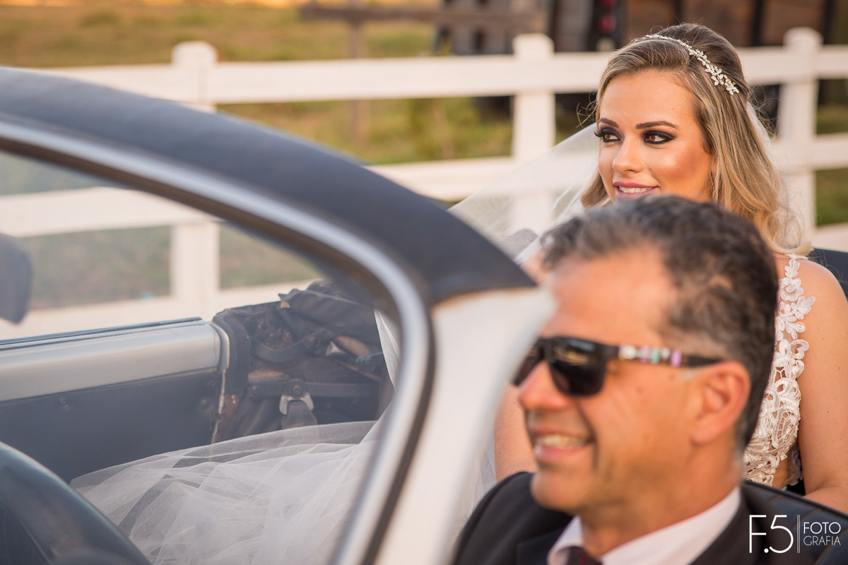 Noiva chegando na cerimônia, casamento ao ar livre