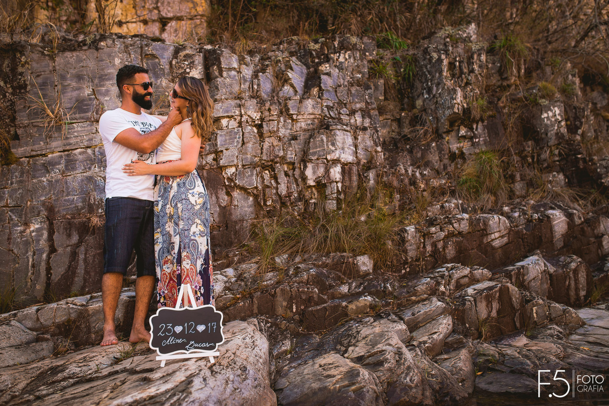 Noivos, cachoeira, fotógrafo de casamentoMG
