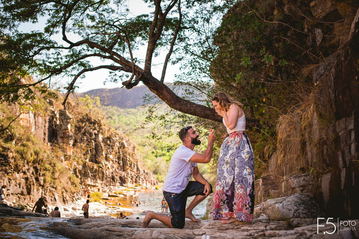 Noivos, cachoeira, fotógrafo de casamentoMG
