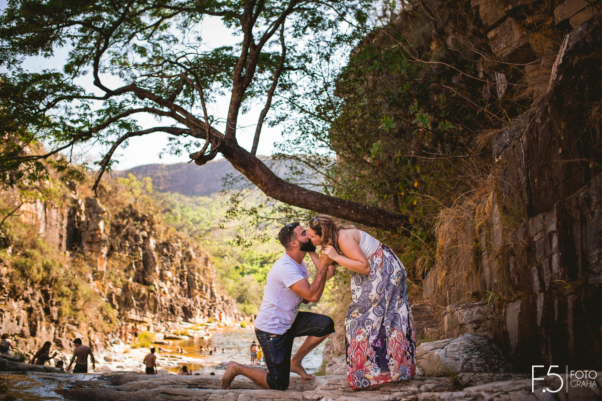 Noivos, cachoeira, fotógrafo de casamentoMG