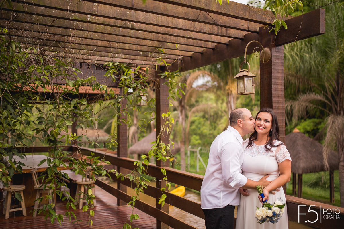 Noivo beijando rosto de noiva, pré wedding
