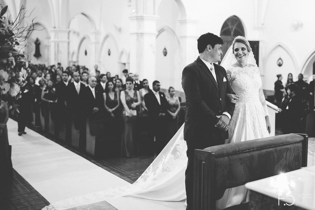 Noivos Maria Alice e Marcelo, se olhando em meio a cerimônia que aconteceu em Alfenas - MG.