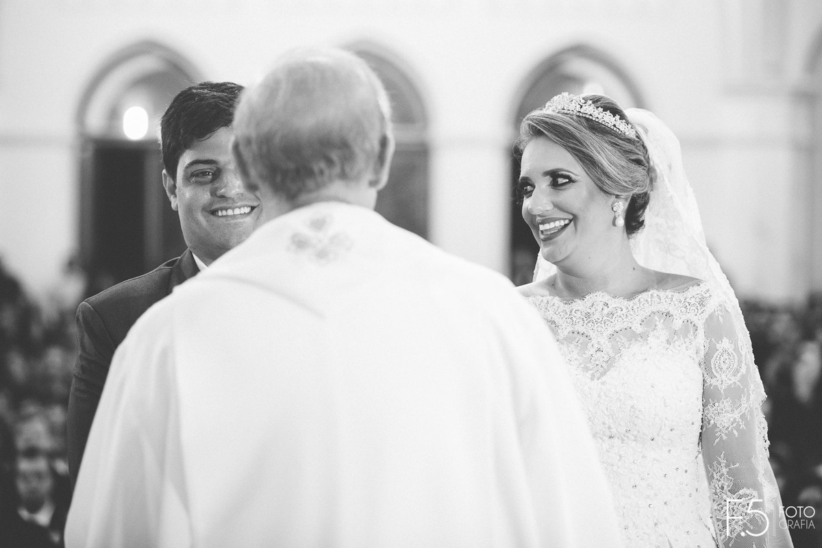 Noivos Maria Alice e Marcelo, sorrindo em meio a cerimônia que aconteceu em Alfenas - MG.