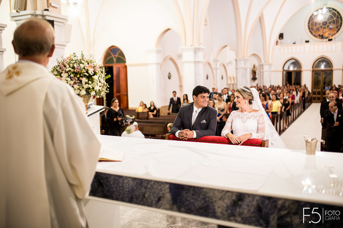 Noivos Maria Alice e Marcelo, se olhando em meio a cerimônia que aconteceu em Alfenas - MG.