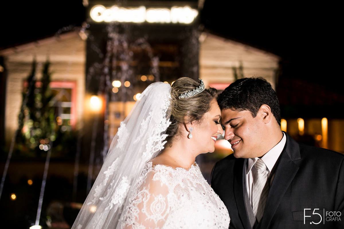 Noivos Maria Alice e Marcelo, em uma troca de carinhos em frente o local da festa, Cafezal em Flor - Alfenas MG.