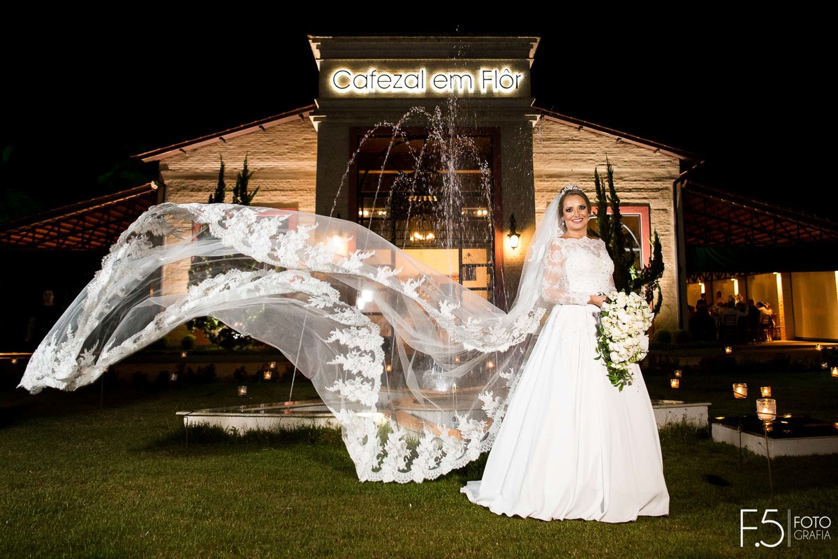 Noiva Maria Alice, sorrindo em frente o local onde aconteceu sua festa de casamento, Cafezal em Flor - Alfenas MG.