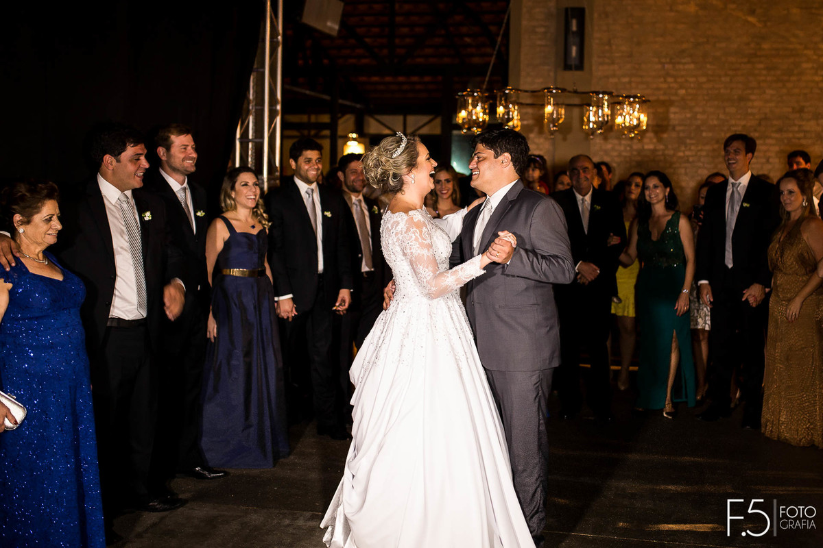 Noivos Maria Alice e Marcelo, sorrindo em meio a dança, em Cafezal em Flor - Alfenas MG.