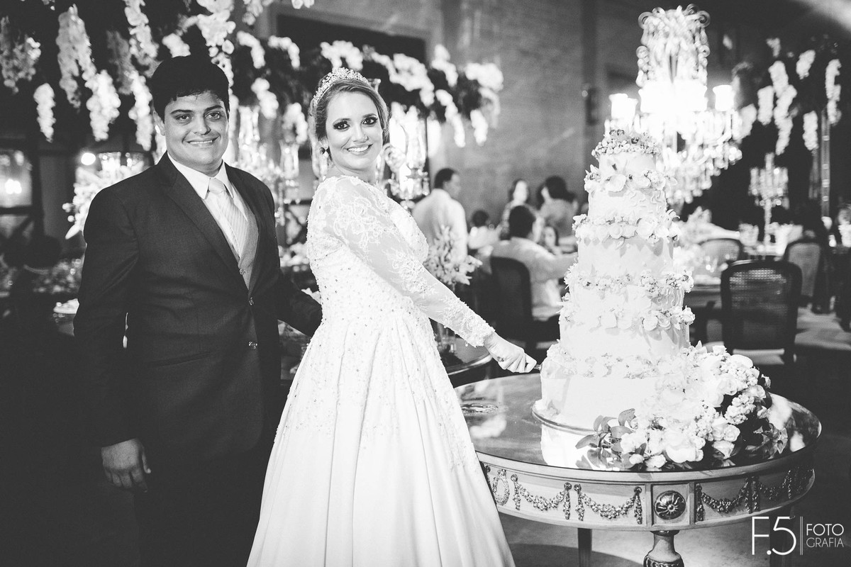 Noivos Maria Alice e Marcelo junto ao bolo, em Cafezal em Flor - Alfenas MG.