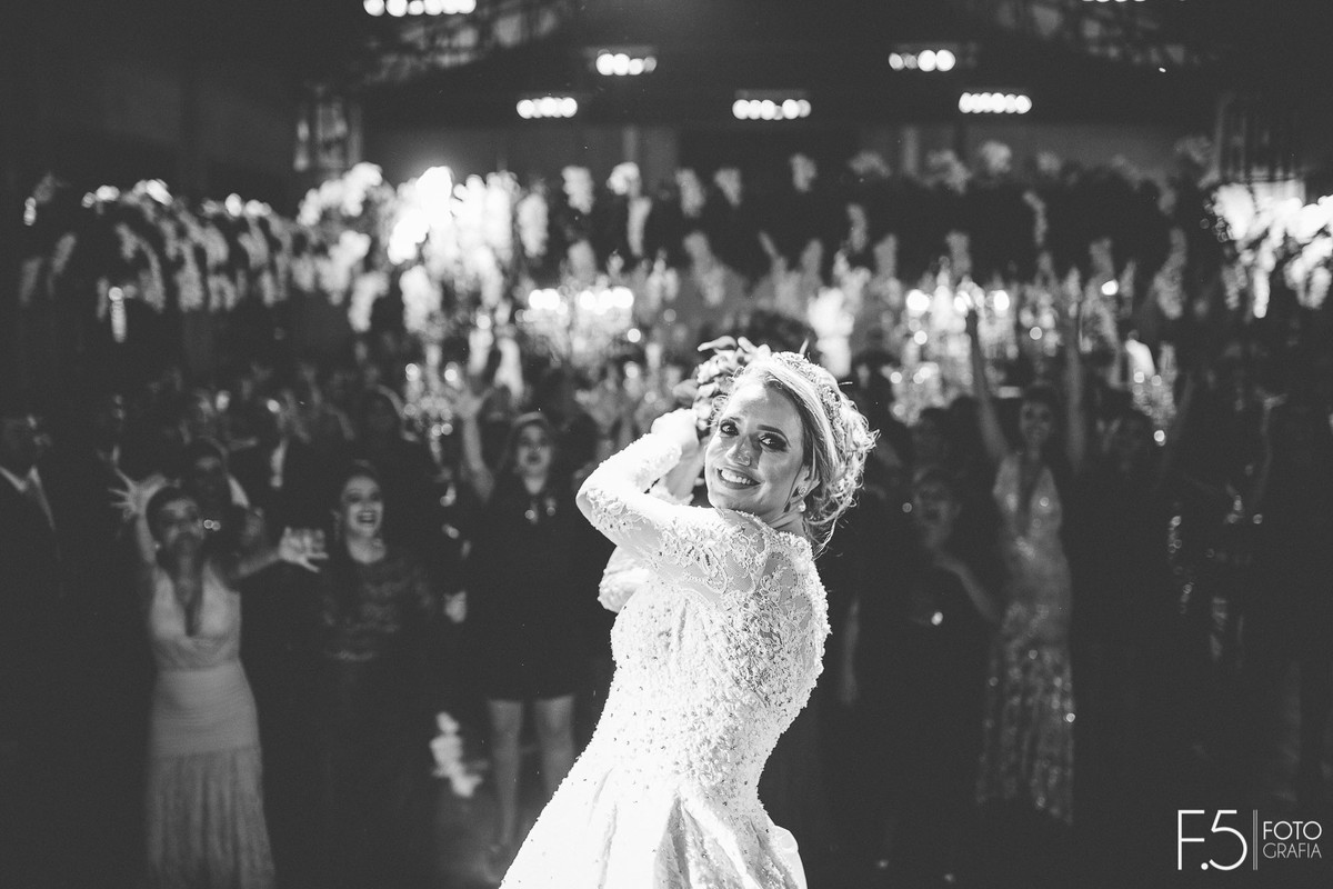 Noiva Maria Alice, jogando seu buquê, em Cafezal em Flor - Alfenas MG.