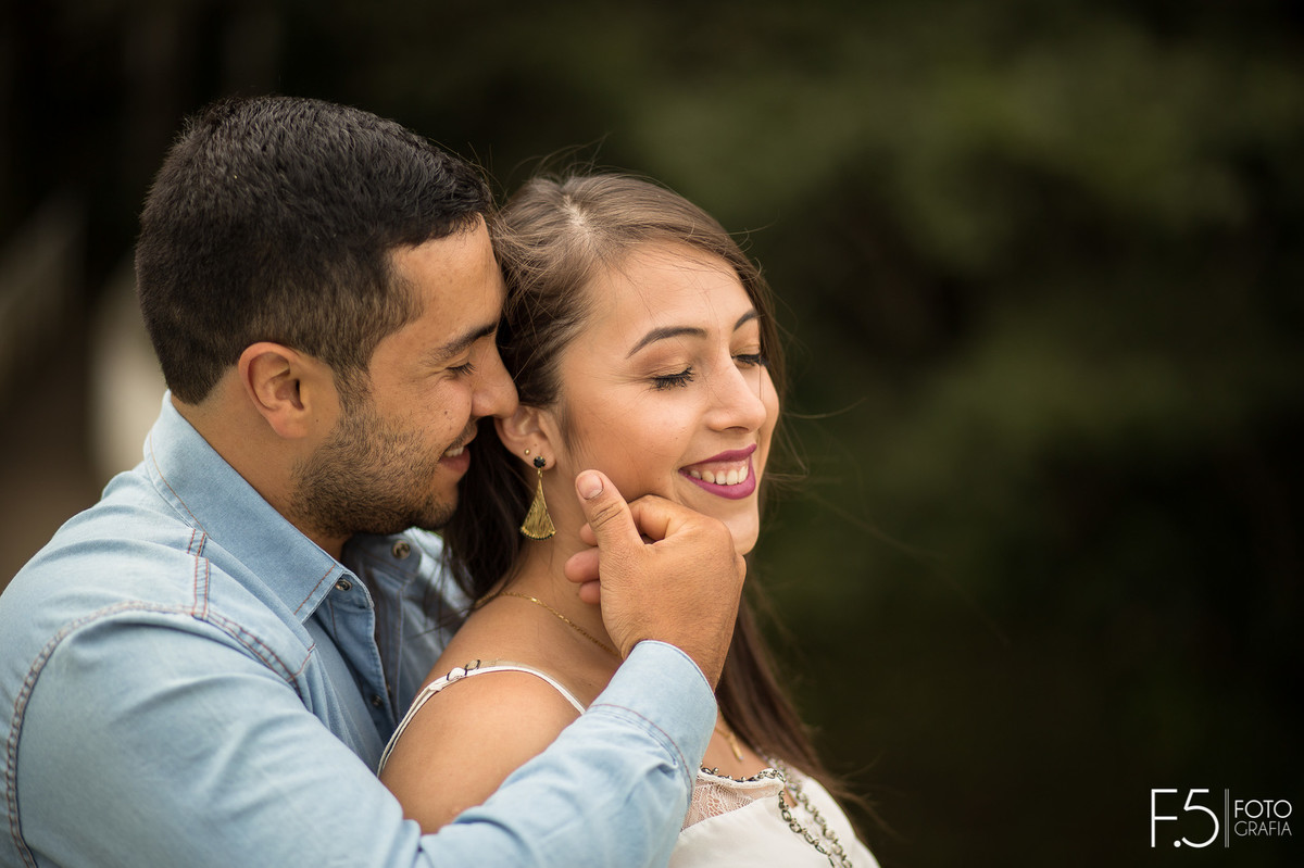Casal de noivos, Daiane e Charles, se acariciando em uma Fazenda em São Pedro da União - MG.