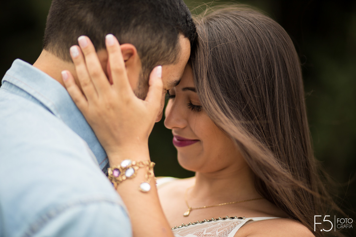 Casal de noivos, Daiane e Charles, se acariciando em uma Fazenda em São Pedro da União - MG