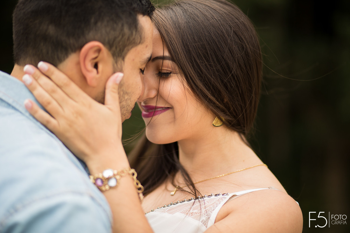 Casal de noivos, Daiane e Charles, se acariciando em uma Fazenda em São Pedro da União - MG.