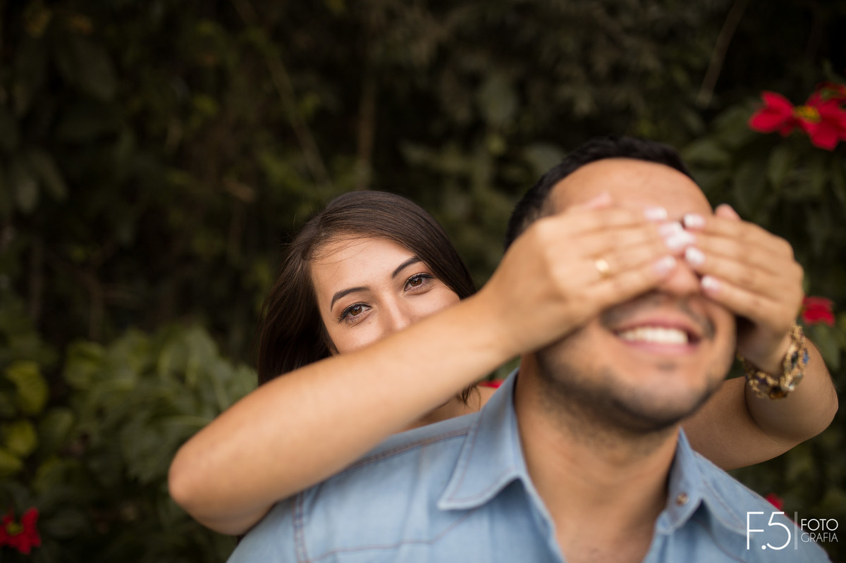 Casal de noivos, Daiane e Charles, tapando os olhos em uma Fazenda em São Pedro da União - MG.