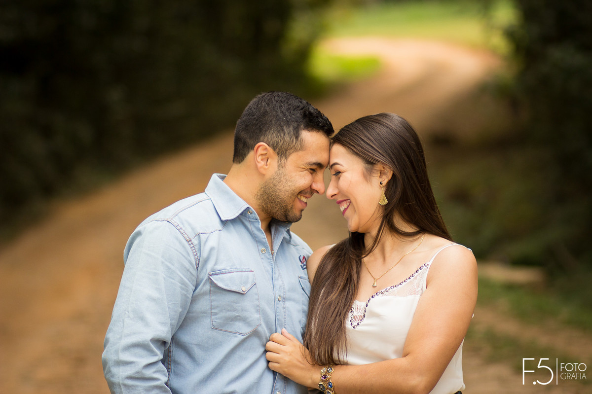 Casal de noivos, Daiane e Charles, sorrindo em meio a estrada em uma Fazenda em São Pedro da União - MG
